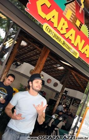 Jonas Almeida confere novo cardápio de restaurante