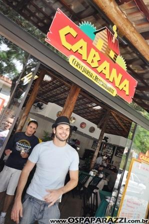 Jonas Almeida confere novo cardápio de restaurante