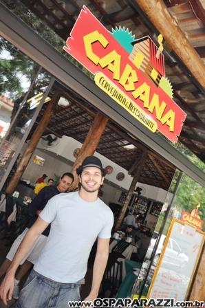 Jonas Almeida confere novo cardápio de restaurante