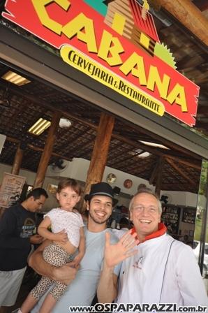 Jonas Almeida confere novo cardápio de restaurante