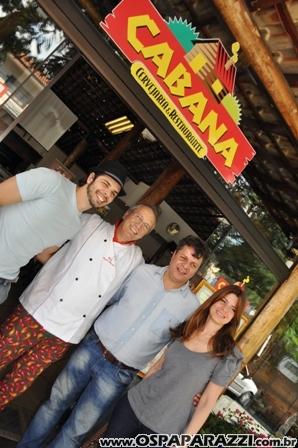 Jonas Almeida confere novo cardápio de restaurante