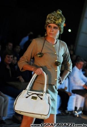 Desfile de moda no Aeroclube de São José dos Campos