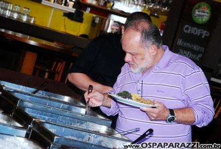 Restaurante de Vinicius Valverde tem feijoada beneficente