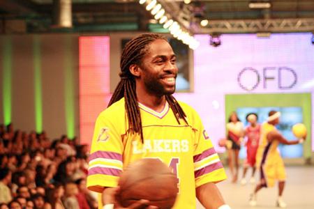 Lázaro Ramos joga basquete no Oscar Fashion Days 2008