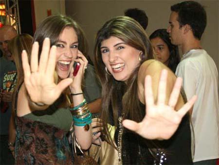 Ágda Queiroz e Michelle Sampaio brincam com paparazzo
