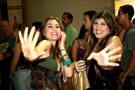 Ágda Queiroz e Michelle Sampaio brincam com paparazzo