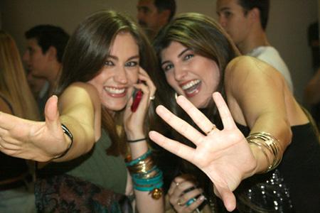 Ágda Queiroz e Michelle Sampaio brincam com paparazzo