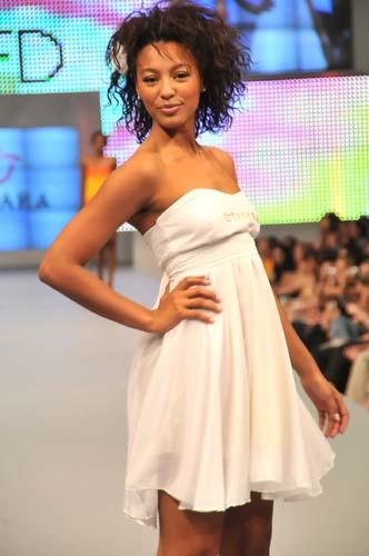 Sharon Menezes em um vestidinho branco