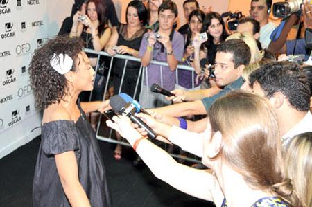 Sheron Menezes sendo entrevistada no Oscar Fashion Days