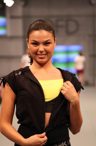 Ísis Valverde encanta o público no Oscar Fashion Days 2008