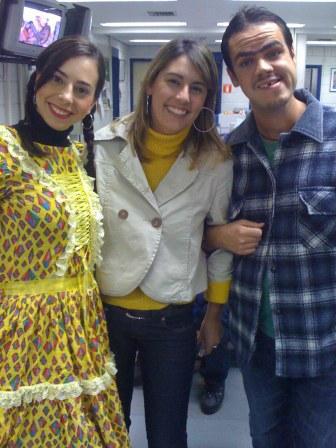 Olha que bonitinhos ficaram os apresentadores Vinicius Valverde e Gabriela Rosas vestidos de caipira