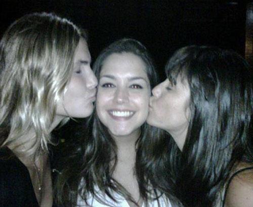 Thaís Fersoza ganha beijo de Fernanda e de outra amiga