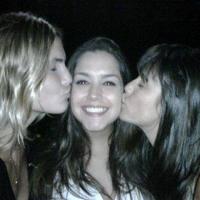 Thaís ganha beijo de Fernanda Vasconcellos