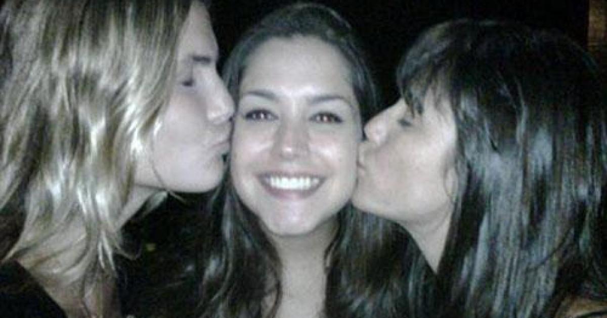 Thaís Fersoza ganha beijo de Fernanda e de outra amiga