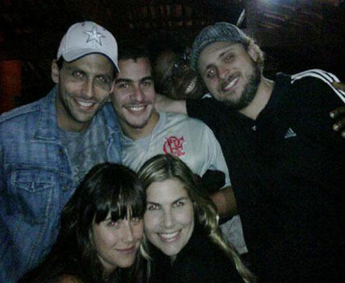 Fernanda com o namorado, Henri Castelli, Thiago Martins e outros amigos