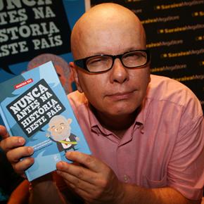 Marcelo Tas exibe seu livro
