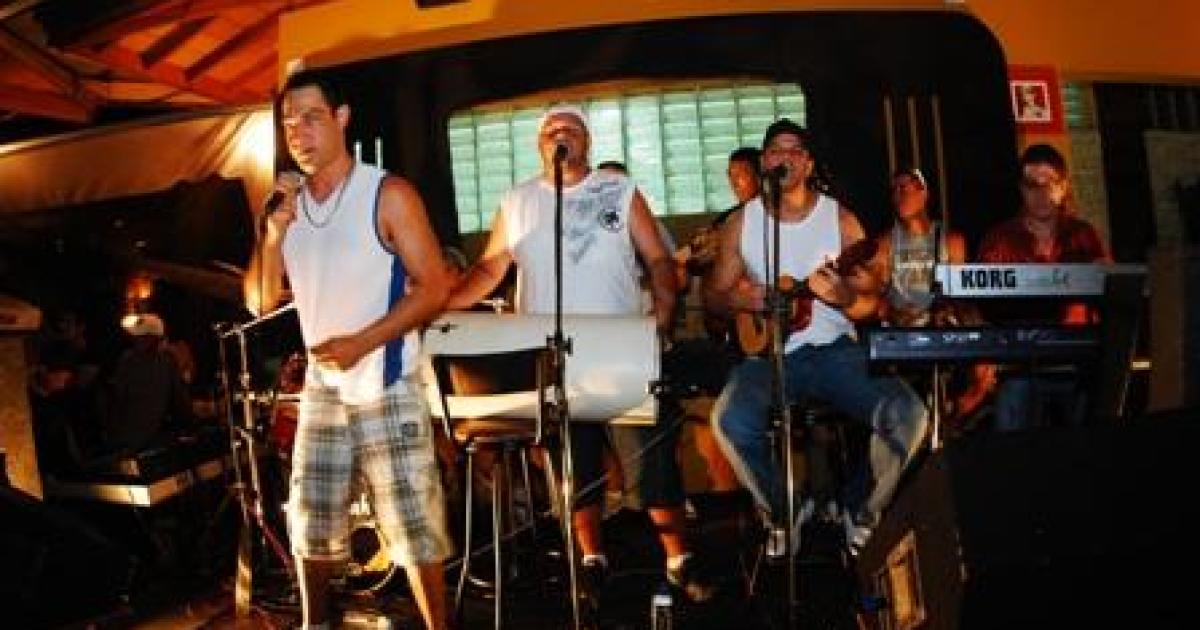 Stefano Amed coloca a galera para sambar nos 3 anos do Bar da Vila