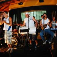 Stefano Amed coloca a galera para sambar nos 3 anos do Bar da Vila