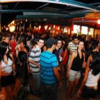 Stefano Amed coloca a galera para sambar nos 3 anos do Bar da Vila