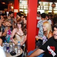 Stefano Amed coloca a galera para sambar nos 3 anos do Bar da Vila