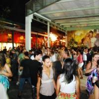 Stefano Amed coloca a galera para sambar nos 3 anos do Bar da Vila