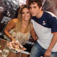 Mais fotos da Fernanda Cardoso do BBB10 em noite de autógrafos