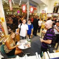 Mais fotos da Fernanda Cardoso do BBB10 em noite de autógrafos