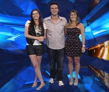 Fernanda Pontes ao lado de Vinicius Valverde e Gabriela Rosas, em um dos estúdios da TV Vanguarda. Foto: VNews