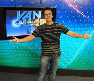 Vinicius em estúdio da TV Vanguarda