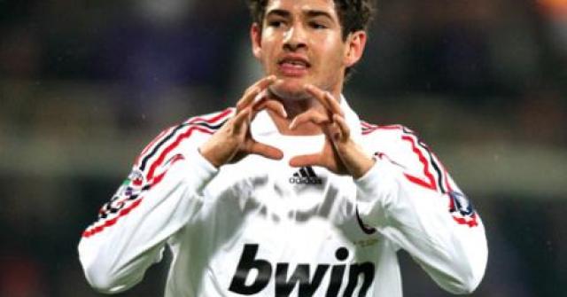 Mostramos Alexandre Pato fora de campo; a celebridade é sempre clicada pelos paparazzis; é casado com Rebeca Abravanel. E o lado papai?