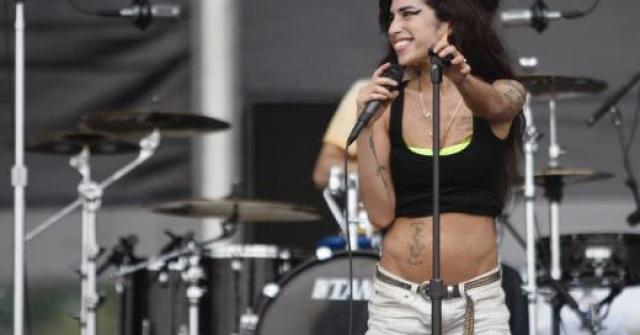 O Brasil quer saber: como era a cantora Amy Winehouse antes das drogas e antes da fama?