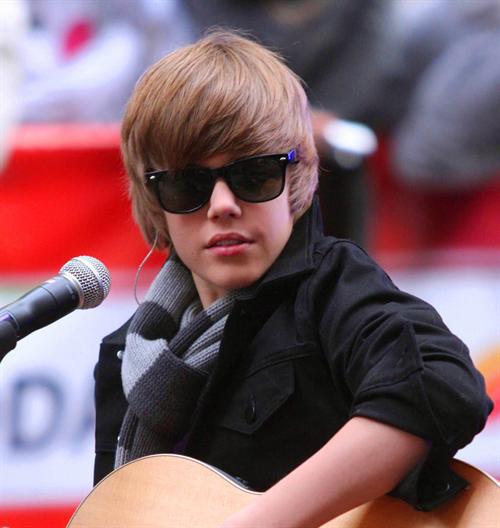 Fãs lotam a internet na busca por letras de músicas e qualquer tradução de Justin Bieber