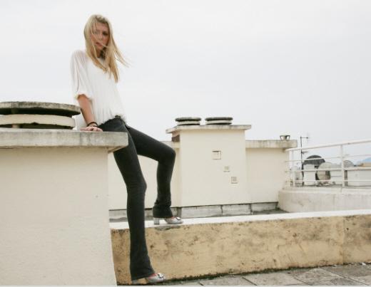 Apresentamos a biografia da atriz e cantora Taylor Momsen
