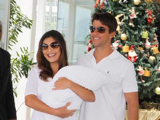 Juliana Paes e o marido Carlos Eduardo na saída do hospital com Pedro