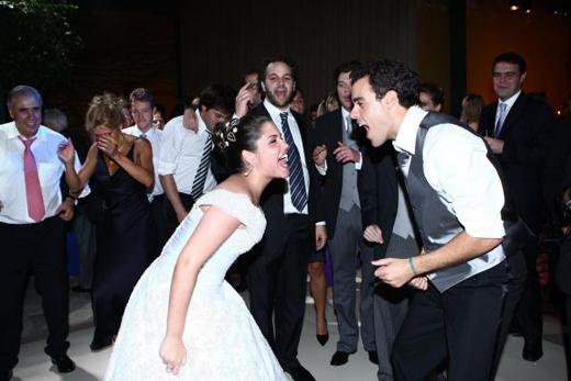 Thaís Fersoza e Joaquim Lopes se divertem na festa do casamento