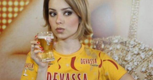 Cantora Sandy Leah deixa lado recatado pra lá e vira uma 'devassa' no Carnaval 2011
