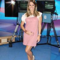 Fernanda Pontes, de barrigão, na TV Vanguarda
