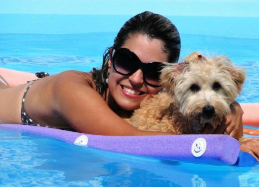 Kelly Maria curte piscina em São José dos Campos