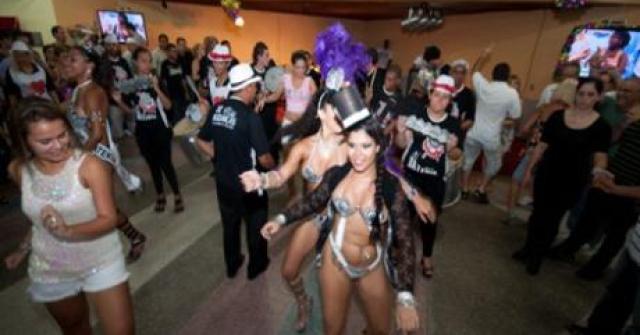 Carnaval 2011 da AESJ atrai 20 mil pessoas em São José (Foto: Gilberto Freitas / OsPaparazzi)