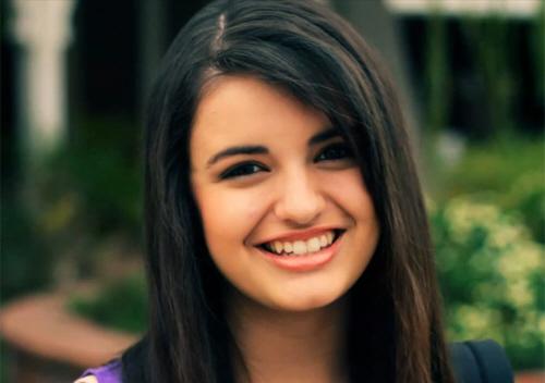 Rebecca Black é uma personalidade e cantora pop americana do YouTube. Ela ganhou uma fama enorme com sua famosa canção “Friday”.