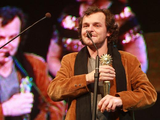 Matheus Nachtergaele recebe em Gramado o prêmio de melhor filme do júri popular com 'A Festa da Menina Morta'