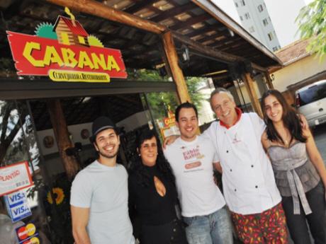 Jonas Almeida confere novo cardápio de restaurante