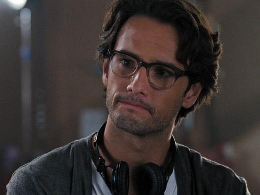 Rodrigo Santoro é atraente vizinho David no filme Recém Formada