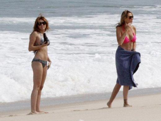 Miley Cyrus curte praia no Rio de Janeiro