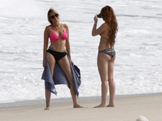 Miley Cyrus curte praia no Rio de Janeiro