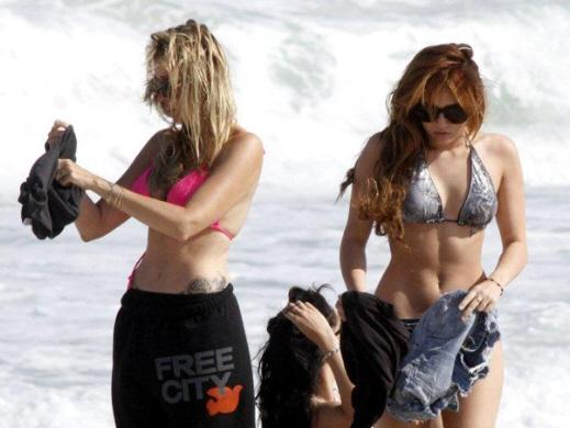 Miley Cyrus curte praia no Rio de Janeiro