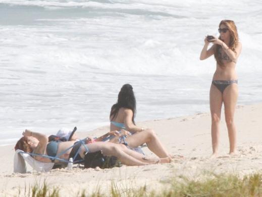 Miley Cyrus curte praia no Rio de Janeiro