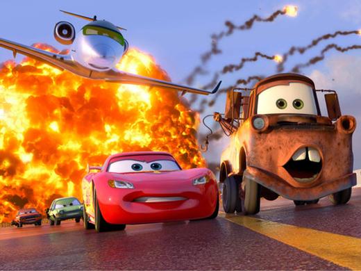 Carros 2 tem McQueen e Mate