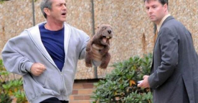 No filme de drama de Jodie Foster 'Um Novo Despertar', Mel Gibson usa um fantoche para se comunicar. Conheça mais!
