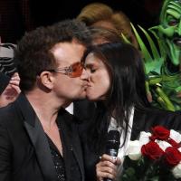 Bono Vox dá selinho na diretora Julie Taymor